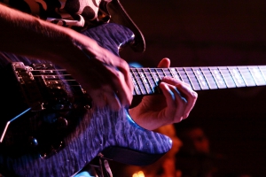 Gitarrenlehrer Uwe Naboreit spielt seine blaue Framus Custom Gitarre