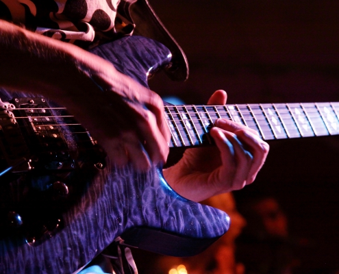 Gitarrenlehrer Uwe Naboreit spielt seine blaue Framus Custom Gitarre